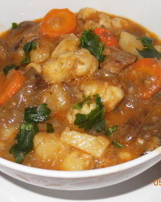 Мясное рагу с сырными клецками