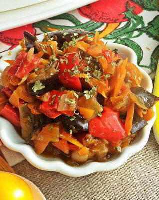 Овощное рагу на основе запеченных баклажанов и перцев