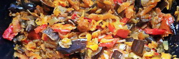 овощное рагу на основе запеченных баклажанов и перцев