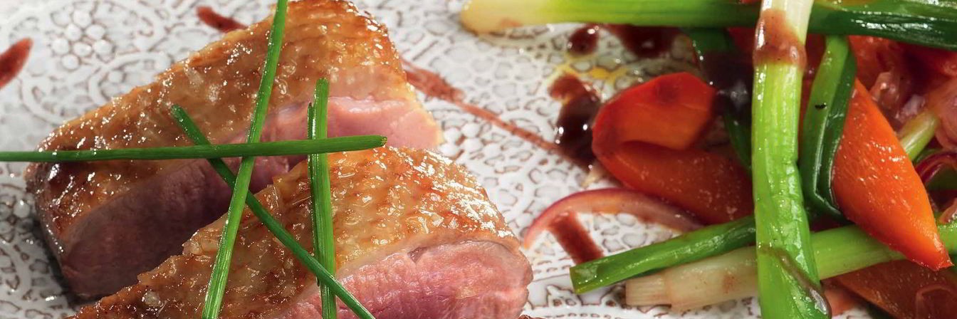 Пряная утка с рагу из зеленого лука и болгарского перца