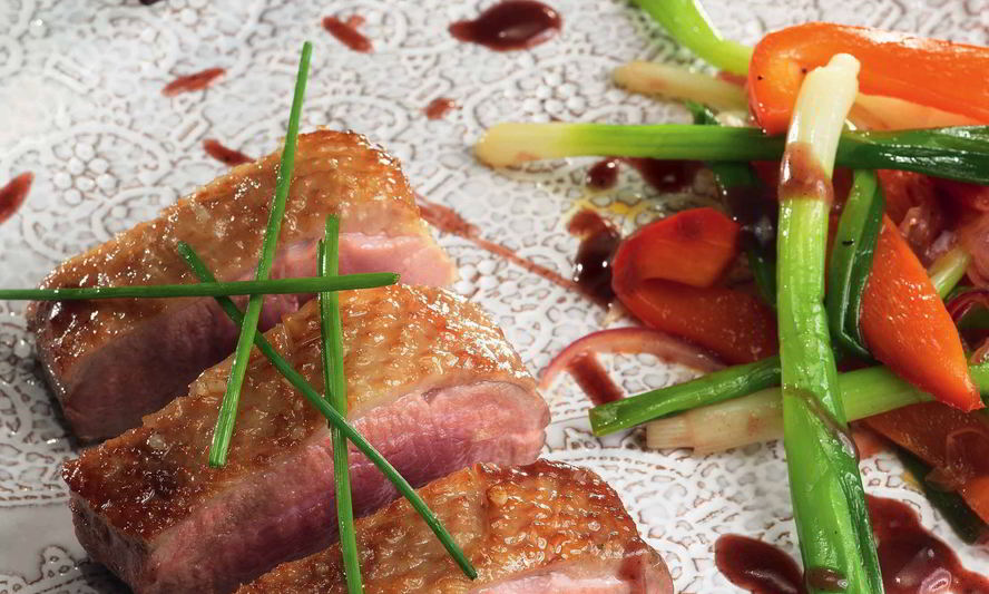 Рецепт пряная утка с рагу из зеленого лука и болгарского перца