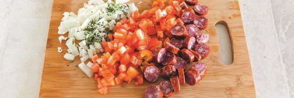 рагу из фасоли с курицей и колбасками