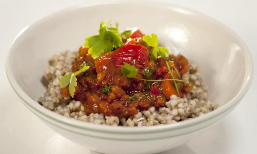 Рецепт рагу из консервированной говядины с фасолью и зеленой гречкой