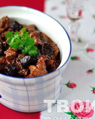 Рагу из свинины с черносливом и портвейном в мультиварке