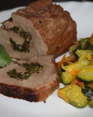 Рулет из говядины с рагу из кабачков