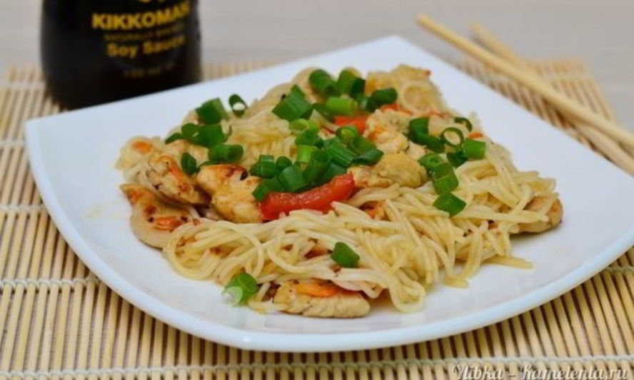 Рецепт рисовой лапши с куриным филе и овощами