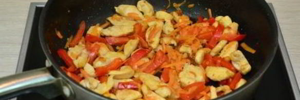 рисовая лапша с куриным филе и овощами