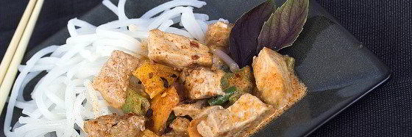 Рисовая лапша со свининой и карри