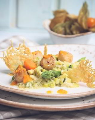 Морской гребешок с овощным ризотто