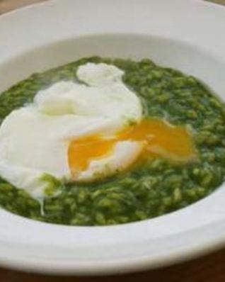Ризотто с крапивой и яйцом Пашот