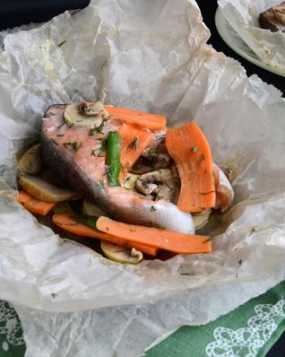Форель в пергаменте с грибами и морковью
