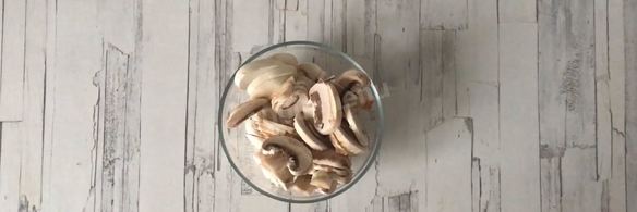 форель в пергаменте с грибами и морковью