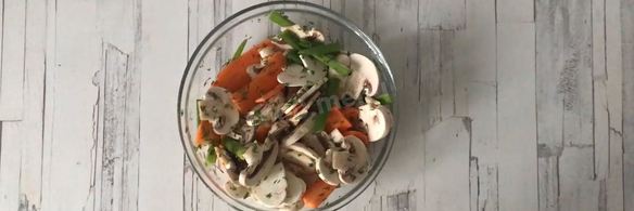 форель в пергаменте с грибами и морковью