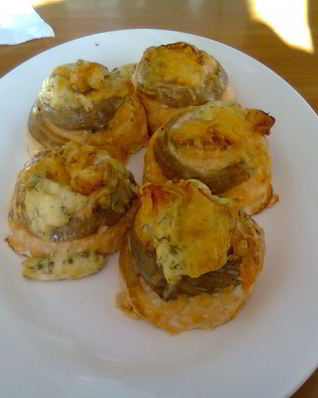 Гратини — рулетики из семги с креветками и сыром, запеченные в духовке