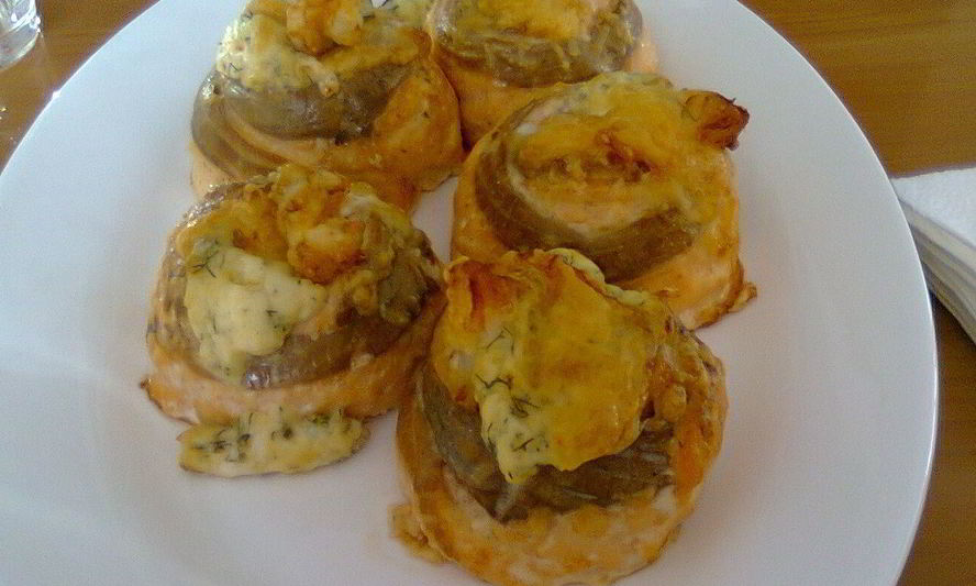 Рецепт гратини — рулетиков из семги с креветками и сыром, запеченные в духовке