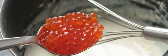 лосось под икорно-сливочным соусом