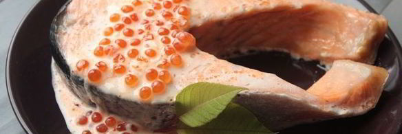 лосось под икорно-сливочным соусом