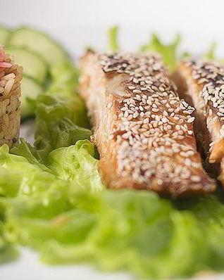 Лосось в соево-медовом соусе с кунжутом