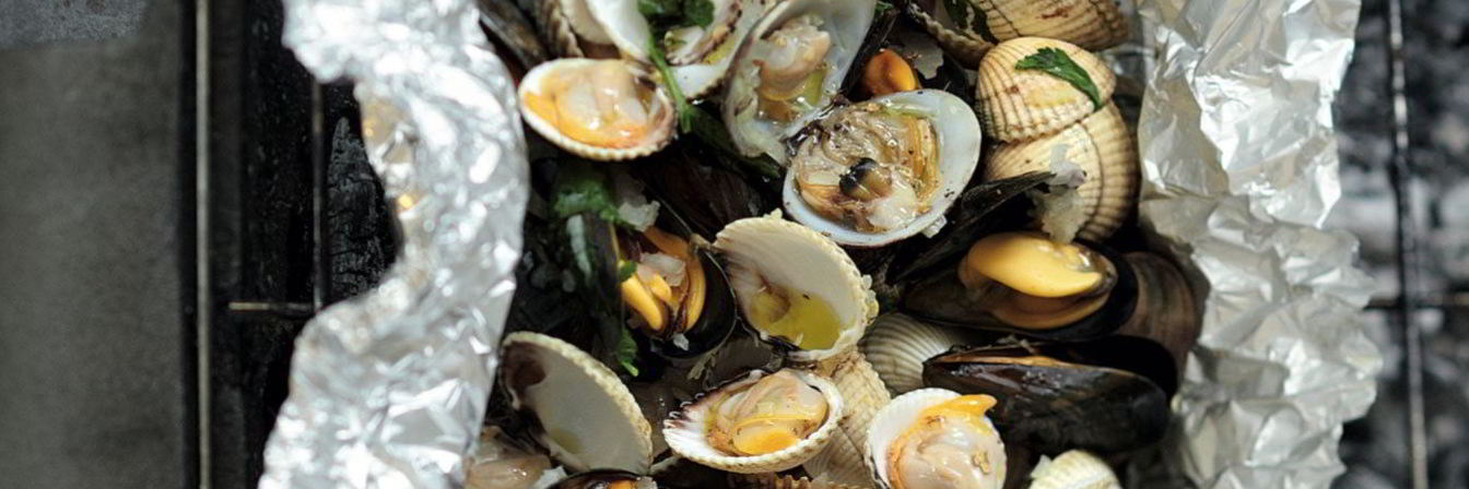 Моллюски с шафраном, запеченные в фольге