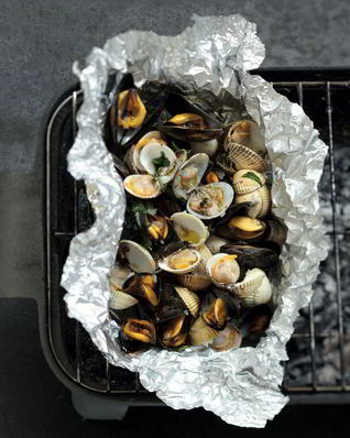 Моллюски с шафраном, запеченные в фольге