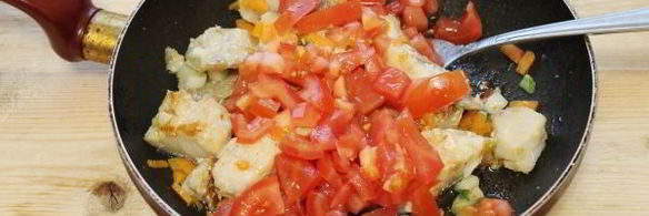 морской окунь в томатно-сметанном соусе