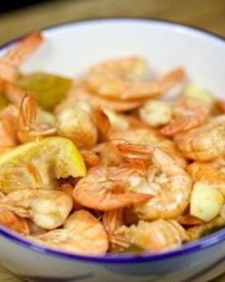 Отварные сырые креветки