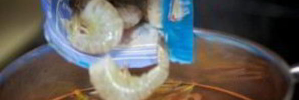 отварные сырые креветки