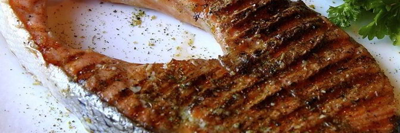 Рыба на решетке на мангале