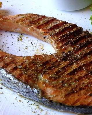 Рыба на решетке на мангале