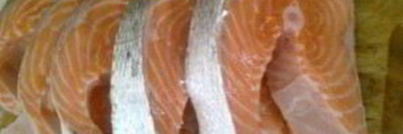 рыба на решетке на мангале