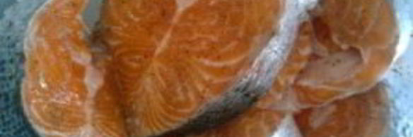 рыба на решетке на мангале