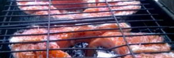 рыба на решетке на мангале