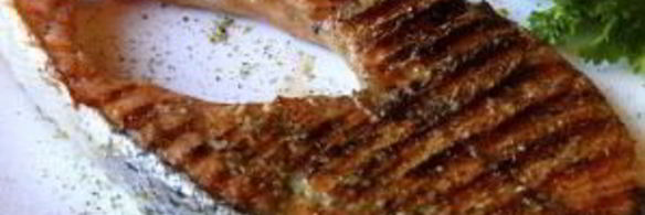 рыба на решетке на мангале