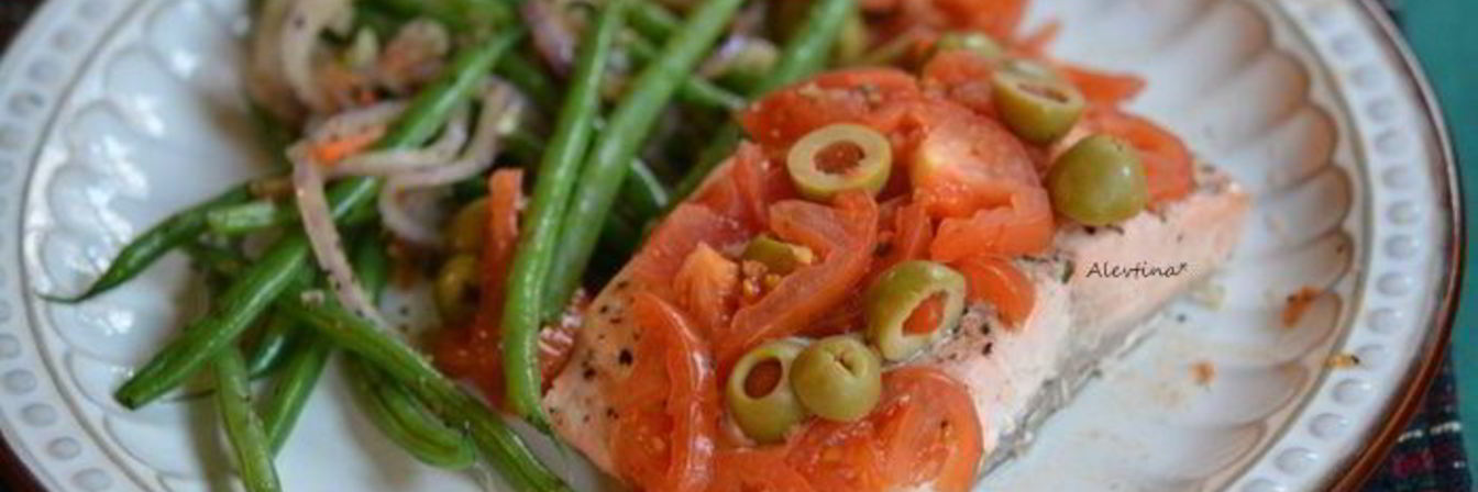Семга под томатами и зелеными оливками