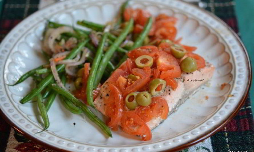 Рецепт семги под томатами и зелеными оливками