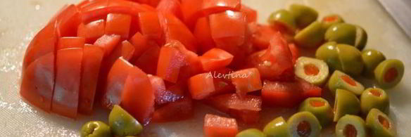 семга под томатами и зелеными оливками