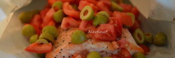 семга под томатами и зелеными оливками