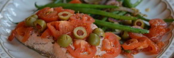 семга под томатами и зелеными оливками