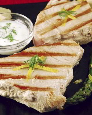 Тунец на гриле с травяным айоли