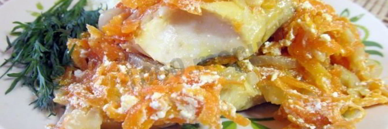Тушеный минтай с луком и морковью