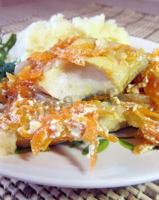 Тушеный минтай с луком и морковью