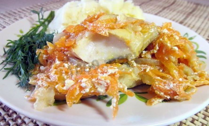 Рецепт тушеного минтая с луком и морковью