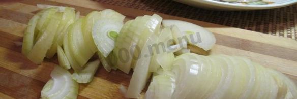 тушеный минтай с луком и морковью