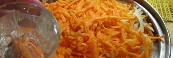 тушеный минтай с луком и морковью