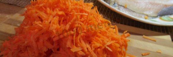 тушеный минтай с луком и морковью