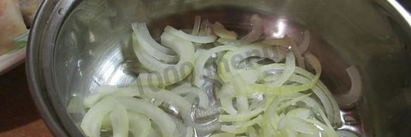 тушеный минтай с луком и морковью