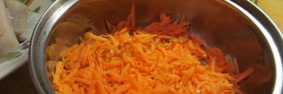 тушеный минтай с луком и морковью