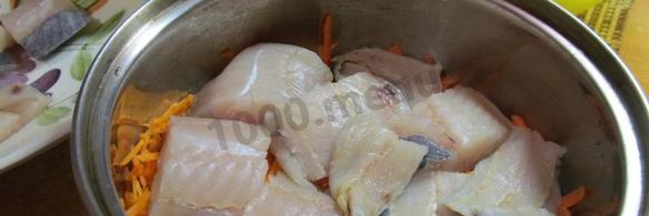 тушеный минтай с луком и морковью