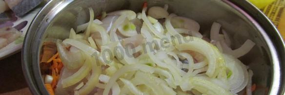 тушеный минтай с луком и морковью