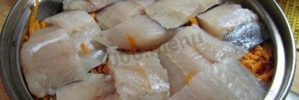 тушеный минтай с луком и морковью